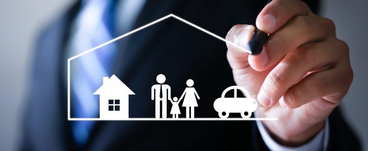 Consultor desenhando os símbolos de casa, família e veículo, representando as áreas protegidas pelos seguros da Rinaldi Torres